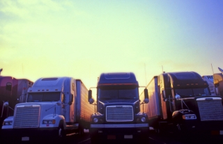 iStock_000000657665_Full (320x207) Semi trucks in a row
